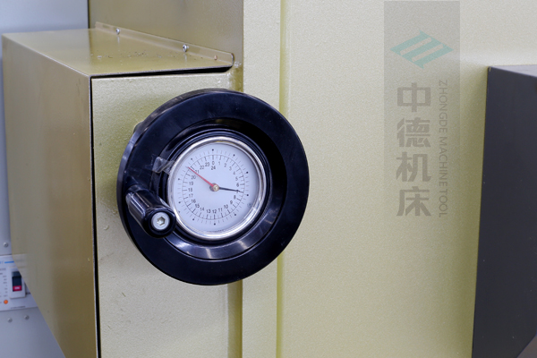 ZDG-832刀片間隙調(diào)節(jié)裝置，設(shè)置在機架前面，并有刻度顯示，調(diào)節(jié)方便.jpg